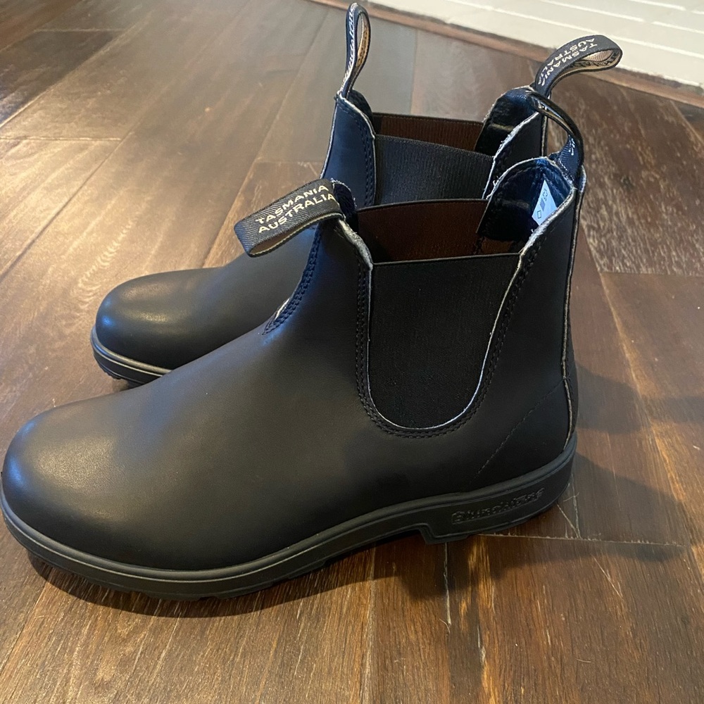 Brand new black leather blundstone boots 
Retails for $209
